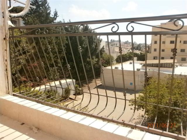 תפקידם של הסורגים והמעקות